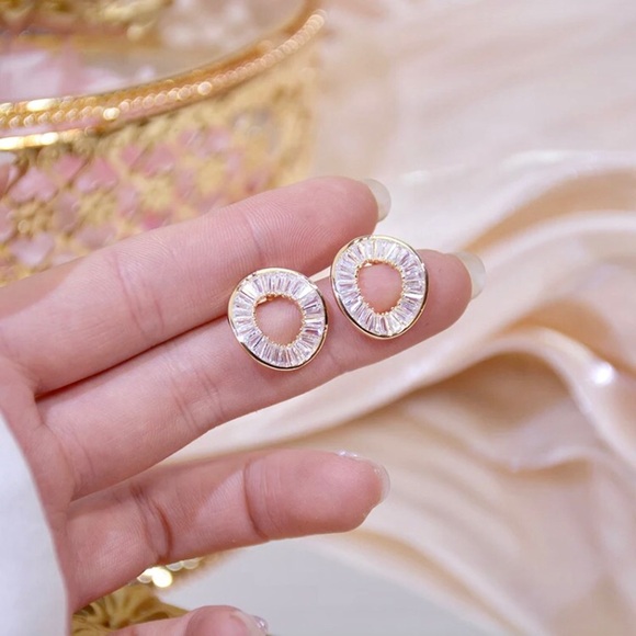 "Angelica” White Geode/Crystal Irregular Circle Geometric Stud Abstract Earrings - Picture 5 of 5